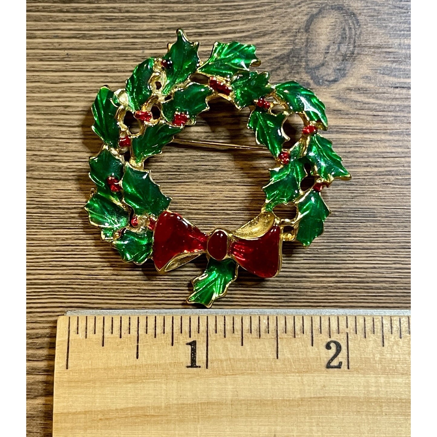 Christmas Wreath Holly Berries Red Bow Enamel 2" Gold-tone Brooch EUC Gorgeous